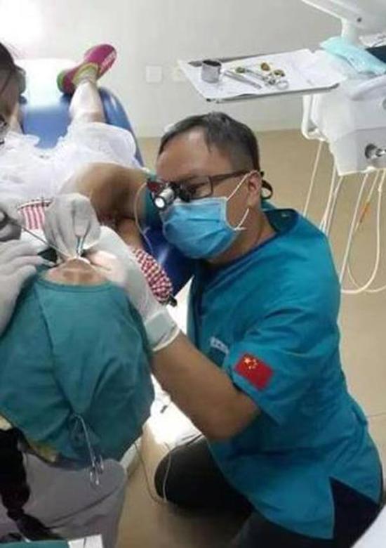 醫(yī)生跪地做手術(shù)