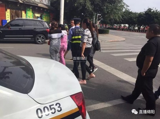 男子撞奔馳丟女友逃跑