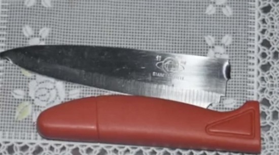 女子掰斷劣質刀