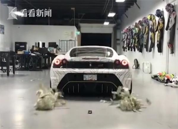 車尾噴出10萬美元