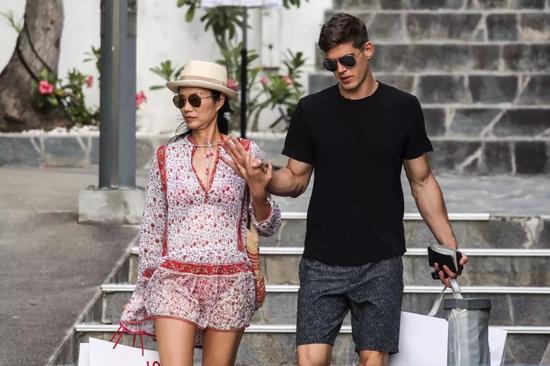 △去年12月23日,鄧文迪與男友在法國度假。供圖/視覺中國