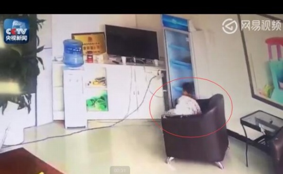 男孩教科書式避險(xiǎn)