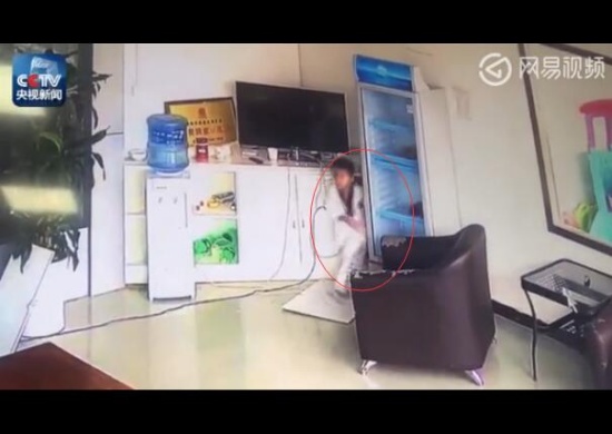 男孩教科書式避險(xiǎn)