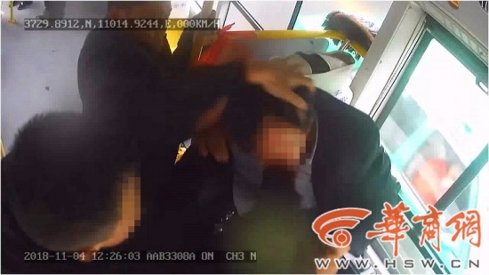 一家圍毆公交司機(jī)