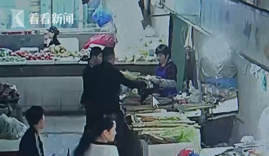 男子提10萬元買菜