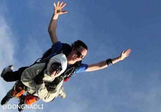 102歲奶奶玩跳傘