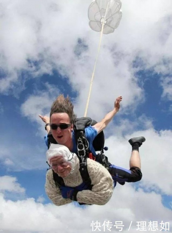 102歲奶奶玩跳傘