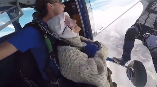 102歲奶奶玩跳傘