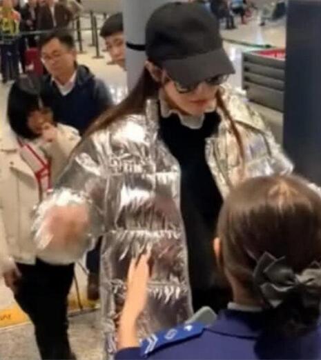 唐嫣安檢不脫外套