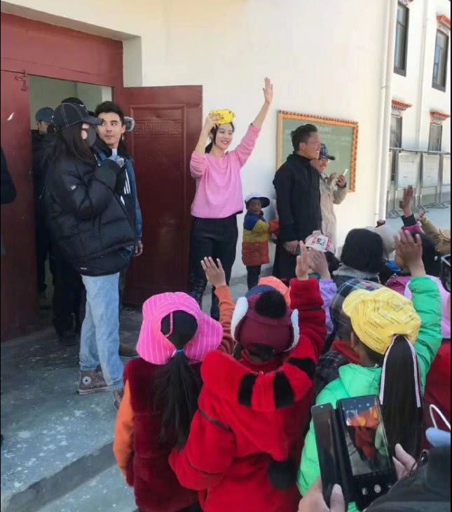 范冰冰素顏做公益