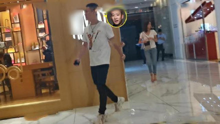 兩人刻意保持前后距離