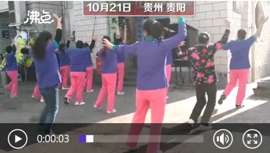 大媽在殯儀館前跳廣場(chǎng)舞送別老人