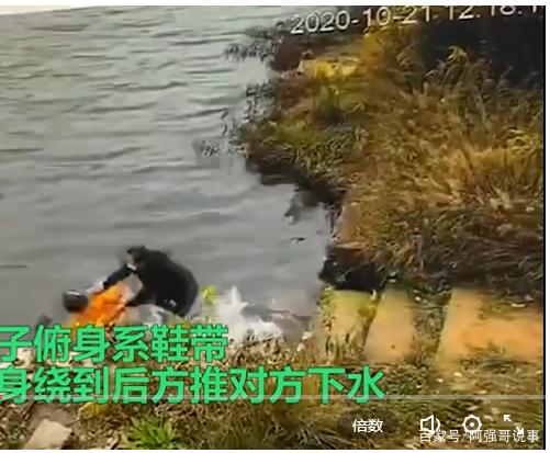 女子系鞋帶被同伴推入水庫