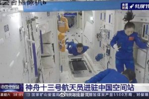 王亞平太空辮子搶鏡