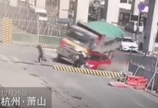杭州一工程車側翻3路人被石子掩埋