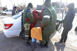 烏克蘭難民只能駕車或步行逃離馬里烏波爾