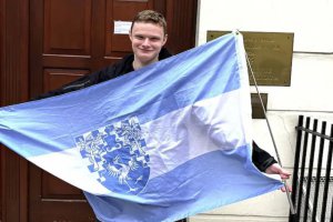 20歲澳大利亞男子在無人認領的土地上與400名公民建