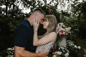 泰勒·斯威夫特和特拉維斯·凱爾西訂婚