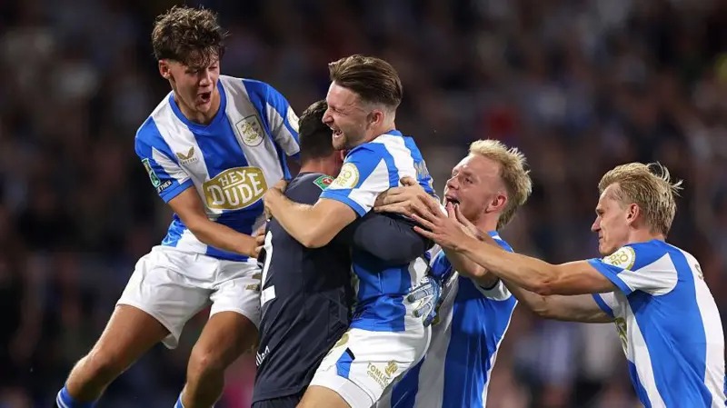 哈德斯菲爾德球員圍住守門員李&middot;尼科爾斯慶祝