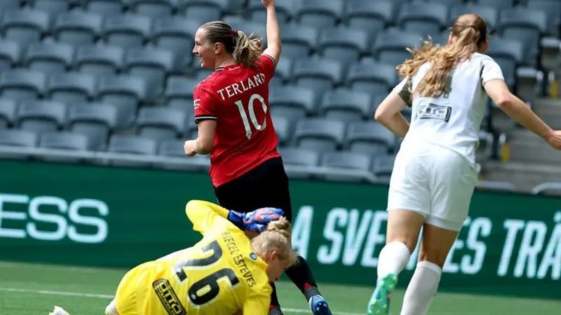 曼聯前鋒伊麗莎白&middot;特蘭德在對陣埃因霍溫的比賽中上演帽子戲法