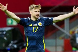 蘇格蘭中場球員斯圖爾特·阿姆斯特朗與阿伯丁隊(duì)簽