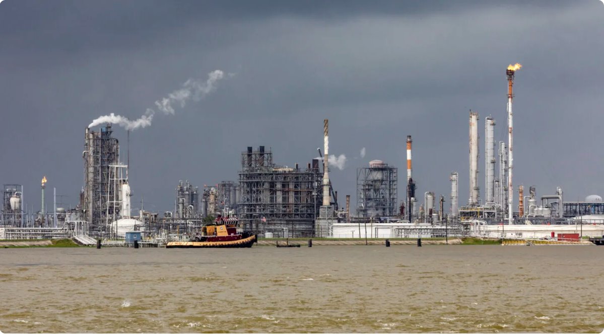 密西西比河對岸，美國路易斯安那州漢維爾市的陶氏化學石化生產基地。