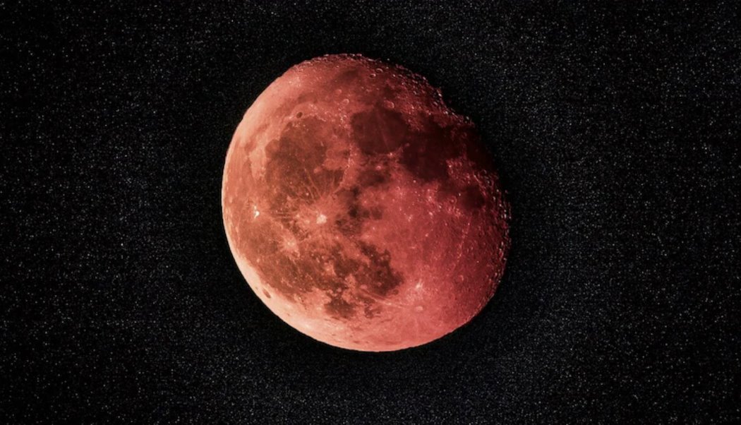 當地球直接經過太陽和月亮之間時，就會發生月食。