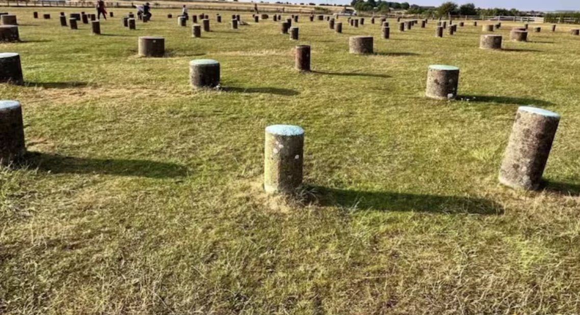 考古學家證實，人類曾在巨石陣附近開鑿過巨大的新石器時代坑穴